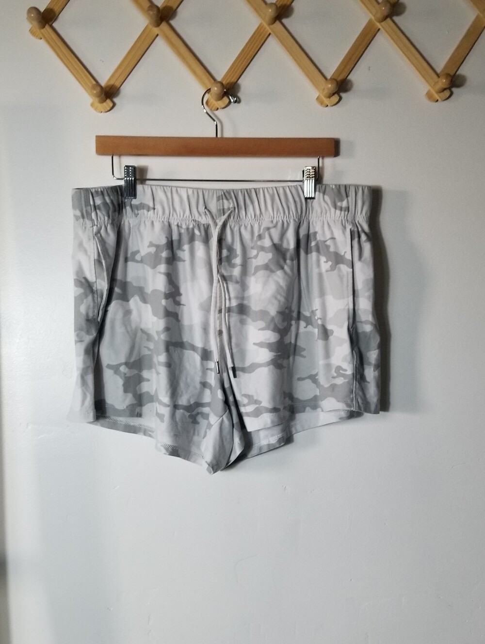ATHLETIC WORKS WOMEN'S GRAY CAMOUFLAGE PRINT SHORTS SIZE XL